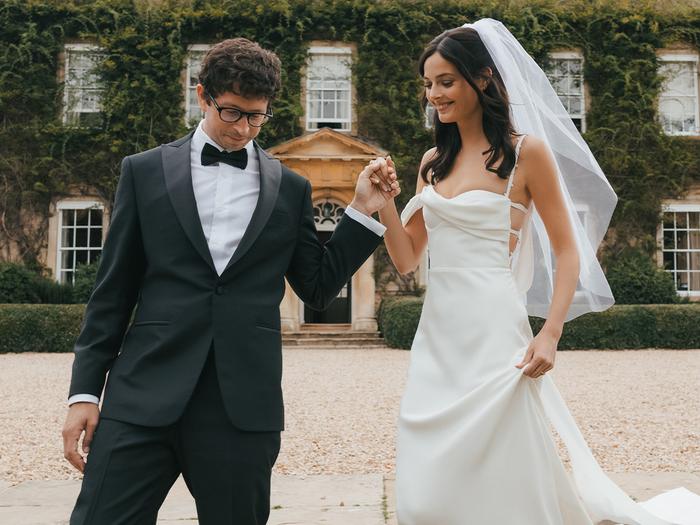 This Cotswolds Wedding Was All About '90s Style and Countryside Charm